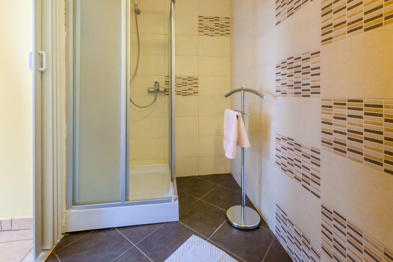 Apartmani Iris I Ana Crikvenica Exterior photo